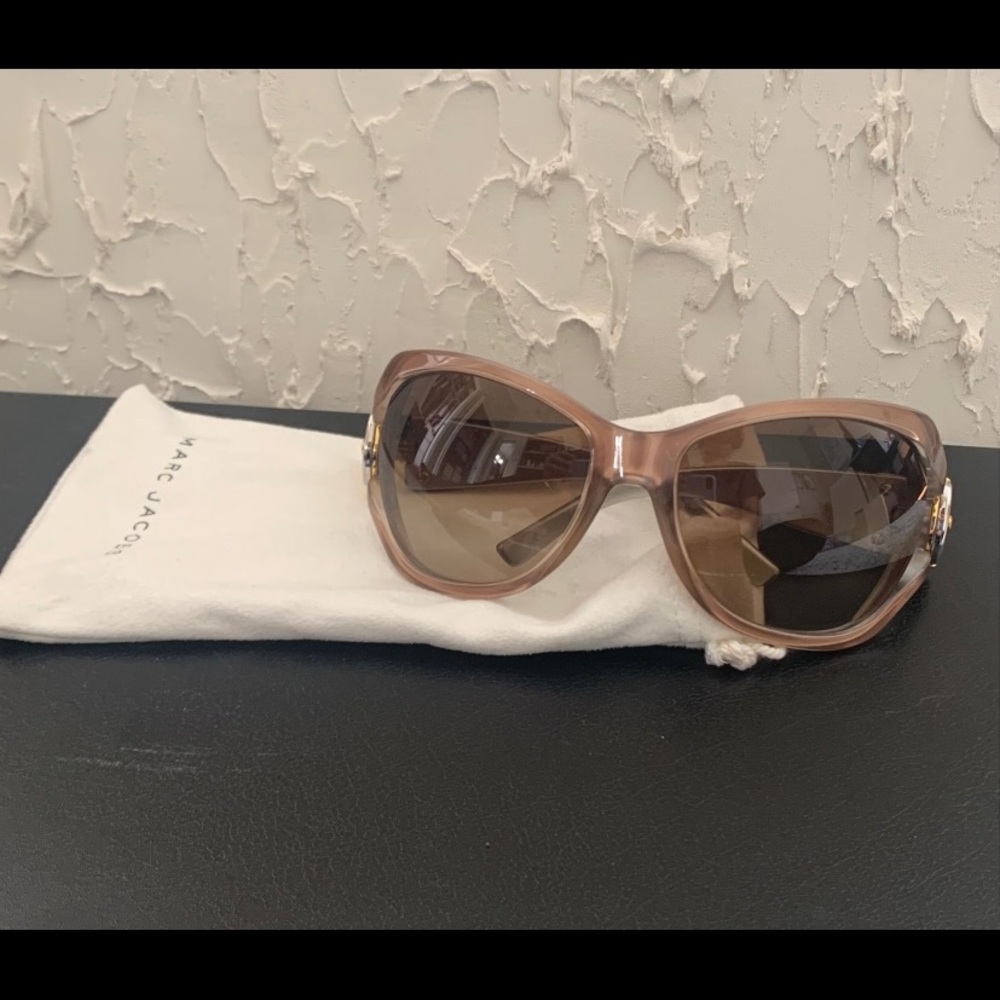Never worn Marc jacobs sunglasses! Carry pouch included